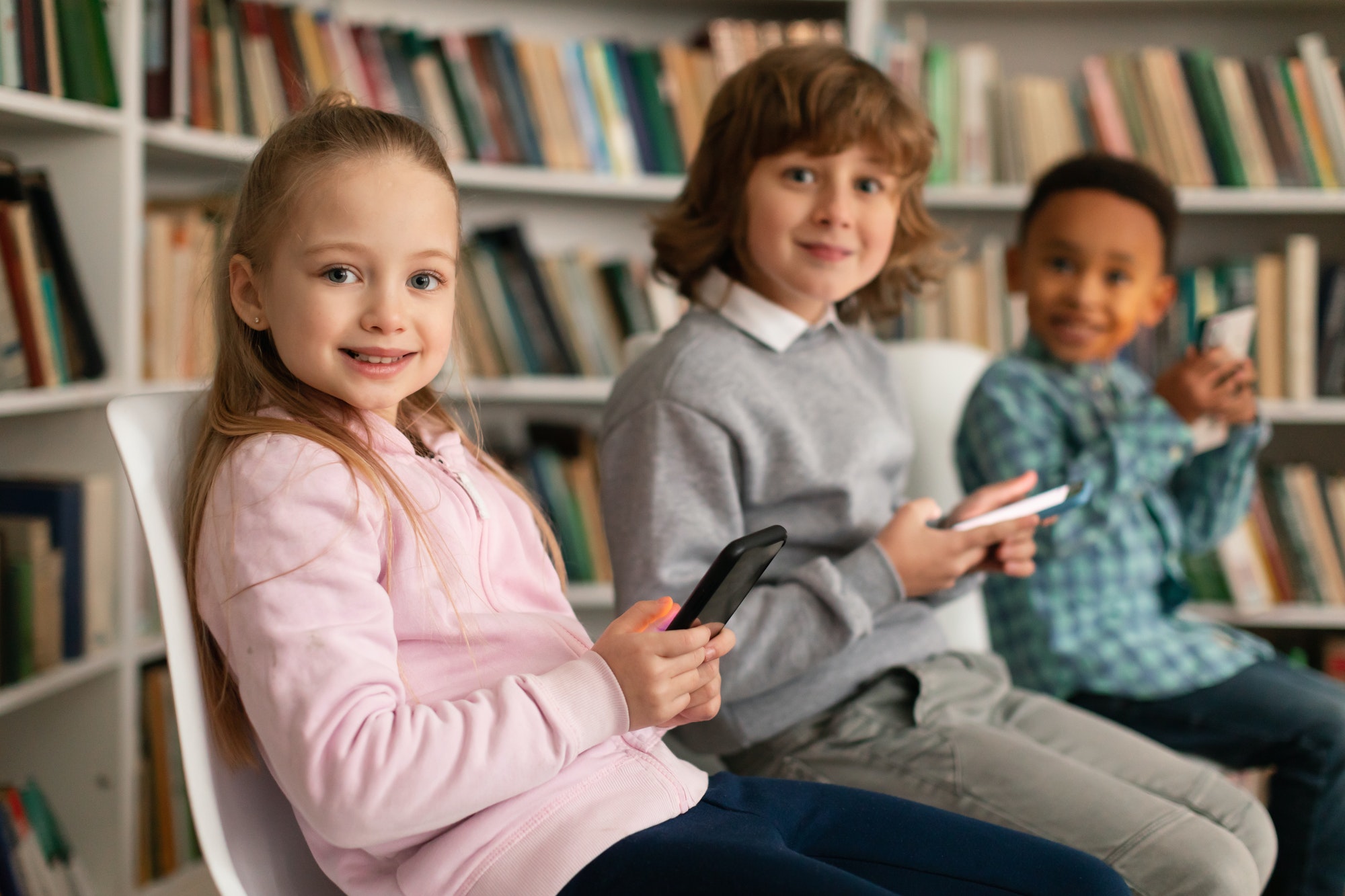 Protéger les enfants et adolescents des escroqueries en ligne : prévention et conseils