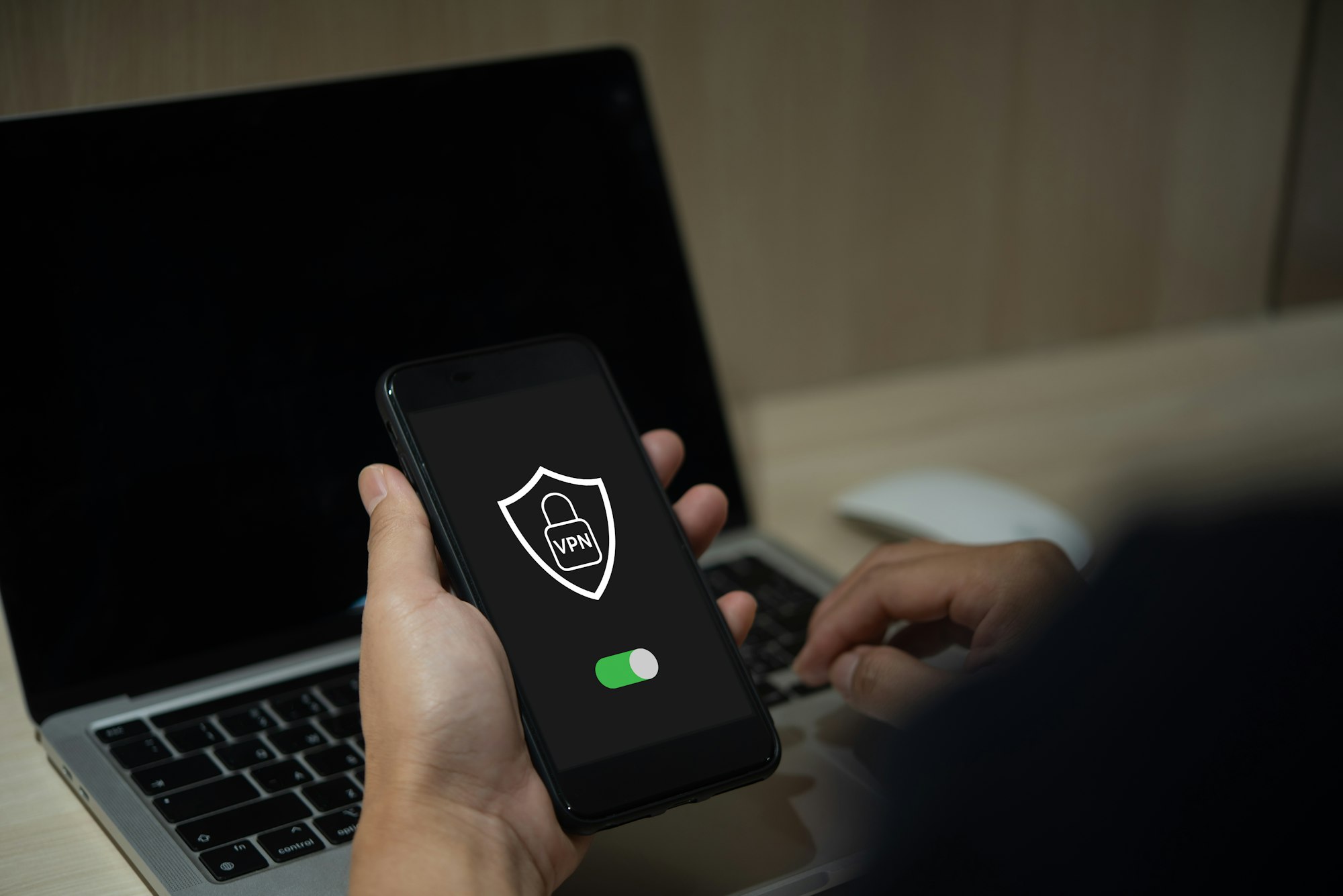 Comment protéger votre téléphone des traqueurs à l'aide d'un vpn en quatre étapes simples