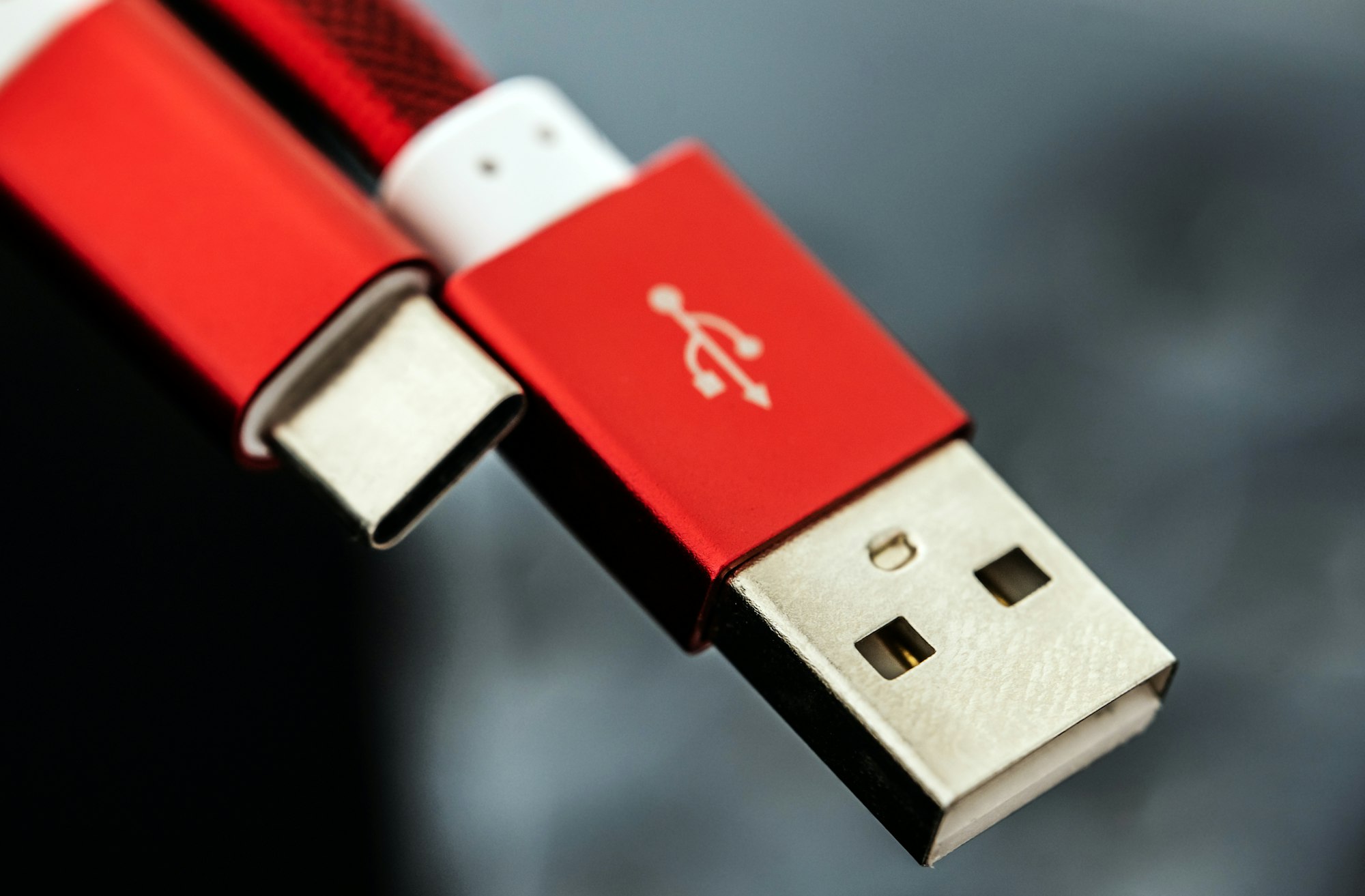 Les bornes de recharge usb publiques : un danger caché pour vos données !