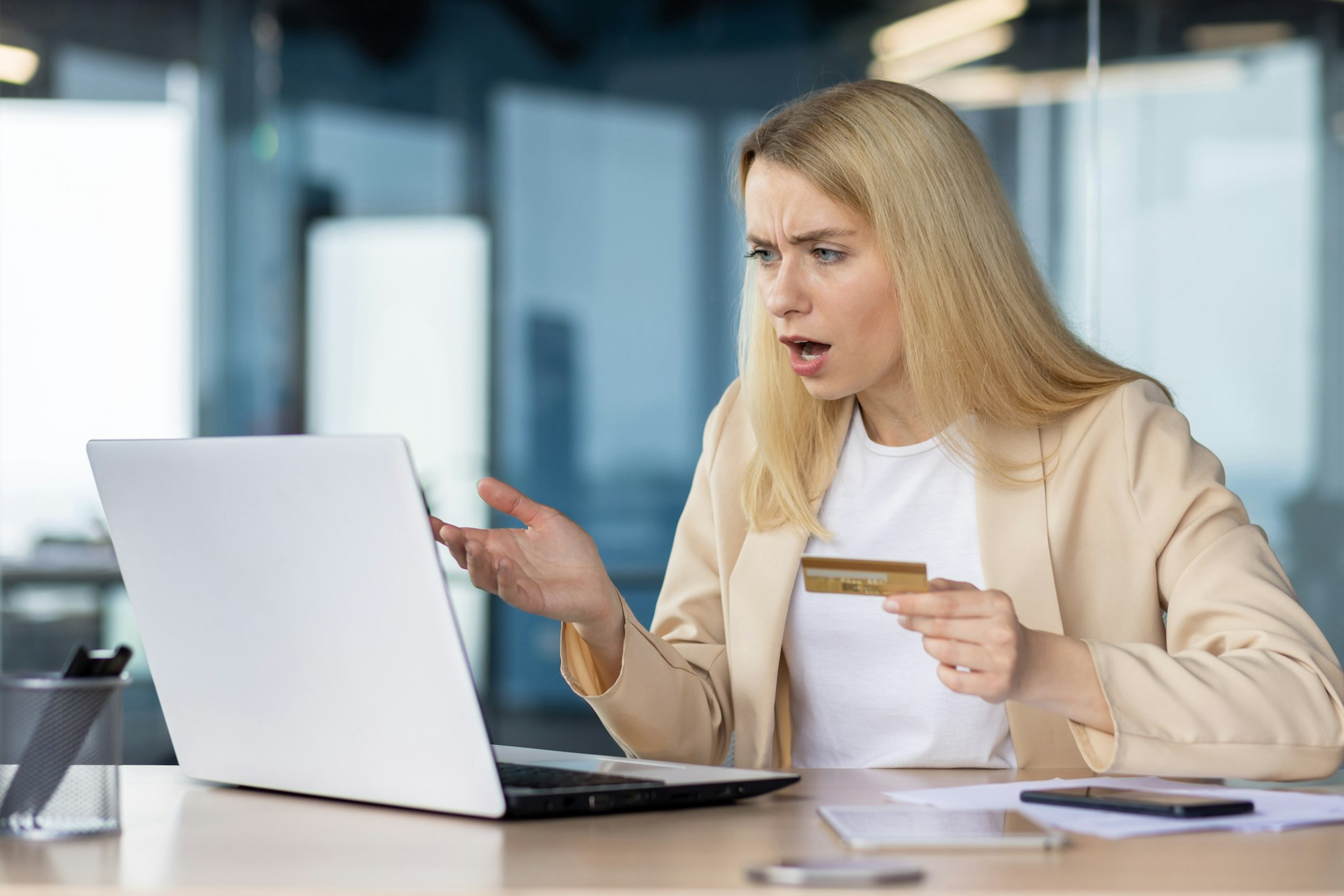 Le plus grand réseau de fausses boutiques en ligne démasqué : une plongée dans l'univers des faux magasins de luxe