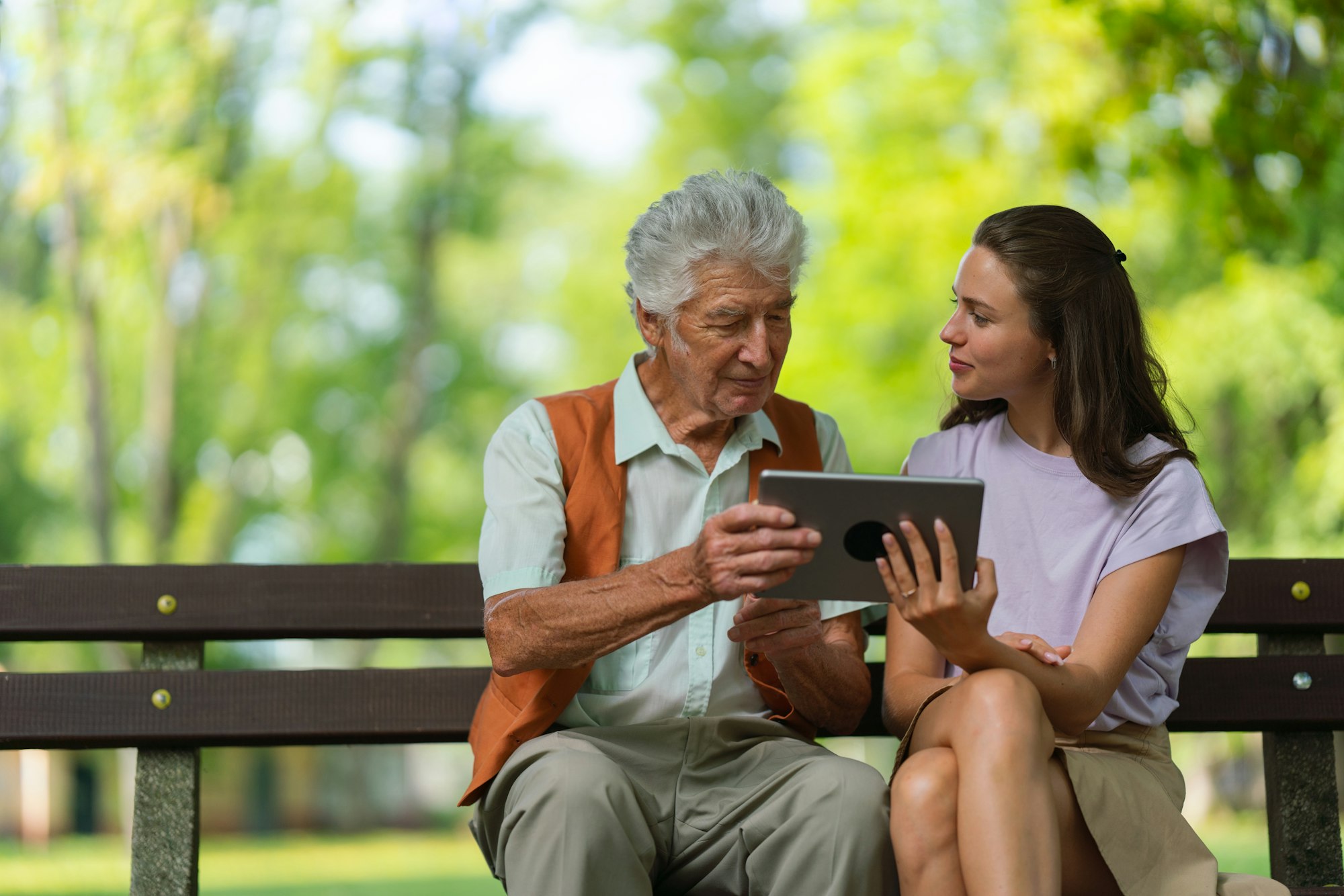 Seniors et arnaques en ligne : Comment protéger nos aînés des fraudeurs